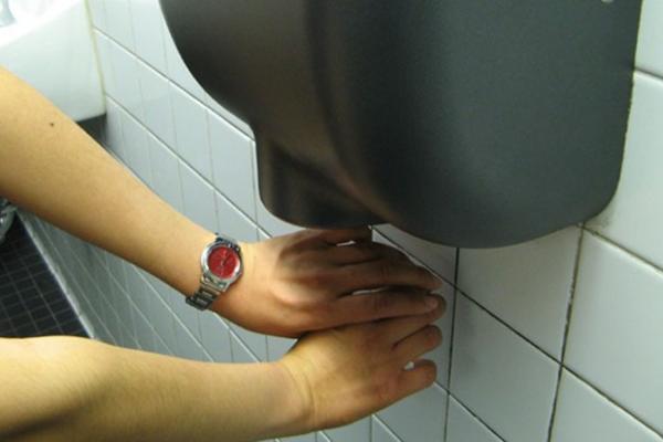 Banyak orang yang lebih memilih menggunakan alat pengering tangan ketimbang handuk atau tisu (jika tersedia), karena selain dapat langsung mengeringkan tangan, juga dianggap bebas kuman.