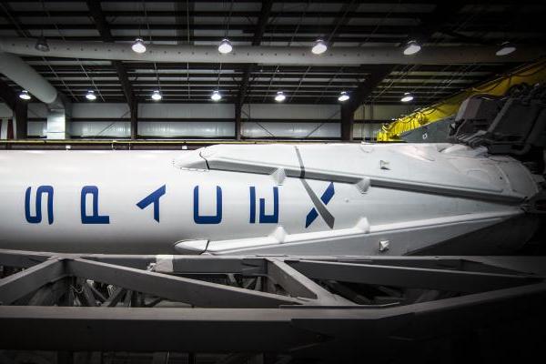 SpaceX telah mengumumkan rencananya untuk menerbangkan dua warga negara ke bulan tahun 2018.