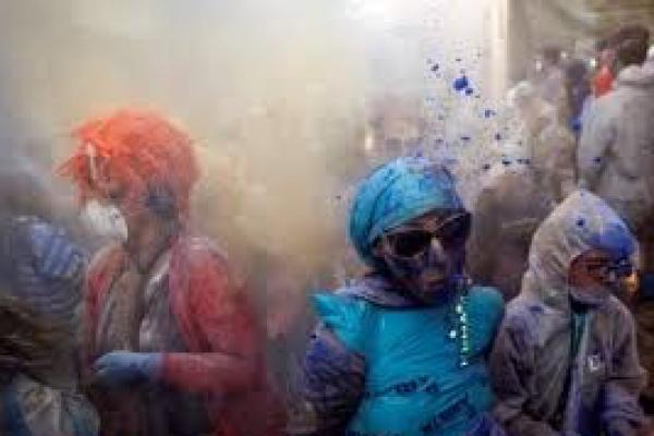 Ratusan masyarakat desa Yunani membawa sekanton tepung berwarna dalam menggelar tradisi tahunan yang disebut Perang Tepung