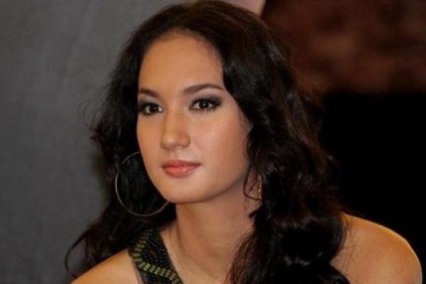 Selama melakukan proses syuting di Labuan Bajo, NTT, Nadine Chandrawinata dua kali dikejar binatang buas. Bagaimana ia bisa selamat?