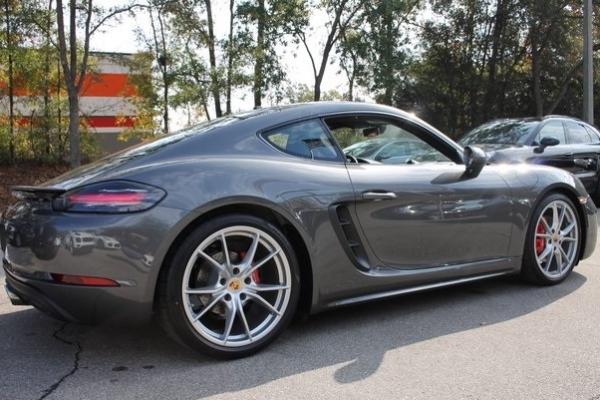 Dua mobil Porsche terbaru yakni, 718 Cayman dan Panamera 4S resmi meluncur di Indonesia. Kedua mobil besutan Negeri Bavarian ini diklaim sebagai sports car paling efisien dan termewah.