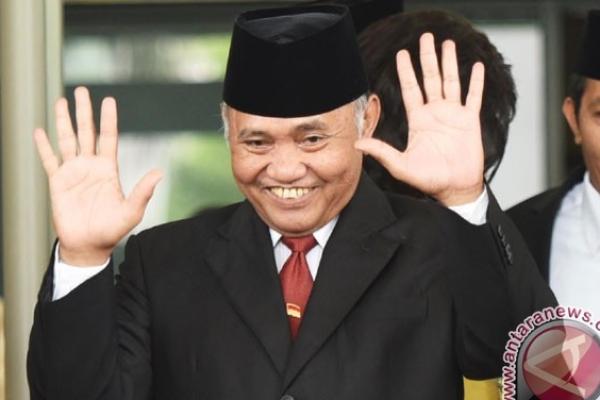 Dalam kesaksiannya, Hadi membenarkan lelang dalam proyek e-KTP akhirnya dimenangkan oleh konsorsium Perusahaan Umum Percetakan Negara Republik Indonesia (Perum PNRI).