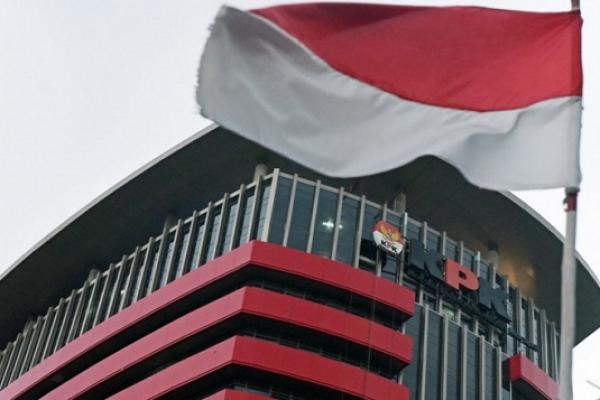 Bersamaan dengan itu, penyidik KPK juga mengagendakan pemeriksaan terhadap Basuki. Ia diperiksa dalam kapasitasnya sebagai tersangka.