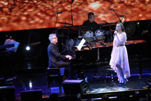 Aksi David Fosterdi konsernya yang digelar di Grand Pasific, Kamis (6/4) disaksikan sekitar 4000 penonton