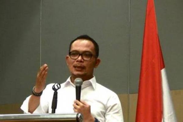 Dalam beberapa kesempatan pertemuan dengan serikat pekerja, menteri yang juga mantan aktivis itu mengatakan, ke depan, ia ingin May Day akan menjadi sebuah festival kebudayaan.