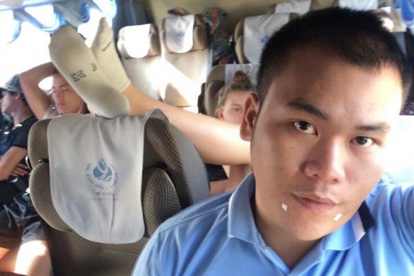 Menurut Narong Thaopanya, salah seorang penumpang bus, dirinya telah meminta dengan sopan kepada wanita sombong tersebut untuk menurunkan kakinya
