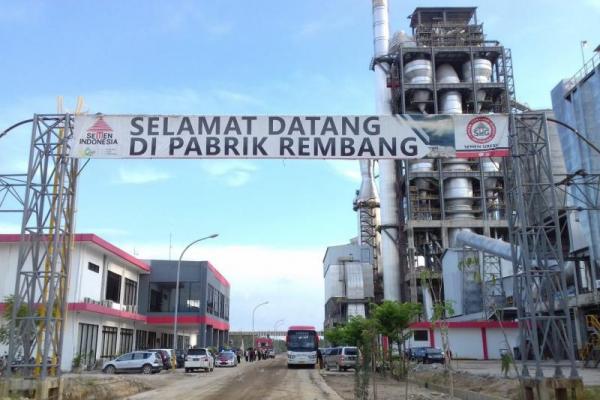 Di kawasan pantura itu, dari Kabupaten Pati hingga Kabupaten Tuban, sebenarnya masih ada pabrik semen lagi yang bakal dan sudah beroperasi.