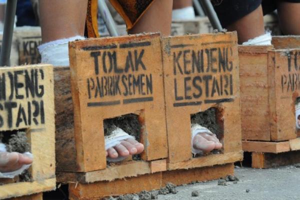 Berdasarkan KLHS pula, aktivitas pabrik semen yang mengalami penolakan warga hingga sekarang itu kini dihentikan sementara.