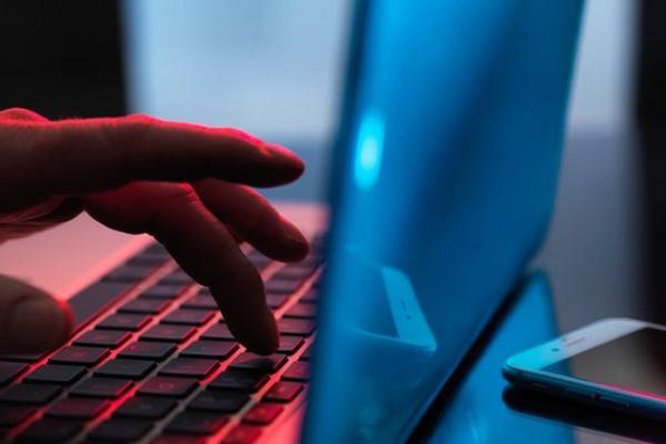 Pada hari sebelumnya, telah  terjadi sebuah tindakan penipuan siber yang meminta korbannya untuk membuka lampiran malware jahat di spam email. 
