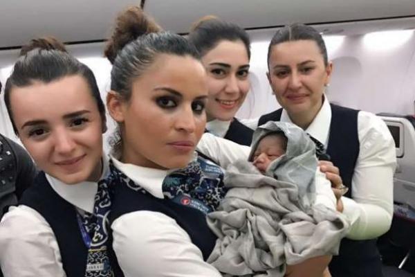 Turkish Airlines menyambut penumpang yang tak terduga di tengah-tengah penerbangan dari ibukota Guinea Conakry ke kota Ouagadougou, negara Burkina Faso.