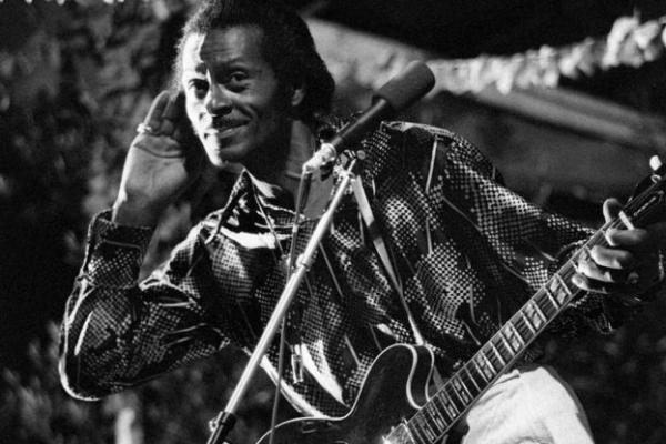 Sejumlah penggemar Chuck Berry di negara bagian Amerika Serikat (AS) di Missouri melakukan penghormatan terakhir mereka kepada sang lengendaria dan pelopor rock `n` roll