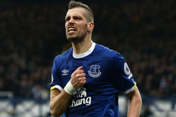 Schneiderlin menuliskan bahwa dia tetap berkomitmen kepada klub, bagaimana pun kondisi tim saat ini.