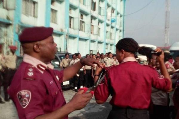 Pria yang disapa Andrew Kumapayi menuai kritik lantaran tertangkap kamera menghukum salah satu kayawan dengan memotong rambut panjangnya, pada parade pagi di kota Port Harcourt, Senin (11/4)