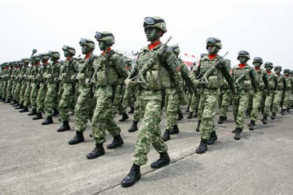 Aparat gabungan TNI/Polri berhasil membebaskan 1.300 orang sandera di Desa Kimbely dan Desa Banti, Mimika, Papua.