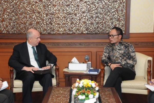 Duta Besar Amerika untuk Indonesia, Joseph R. Donovan Jr menyatakan akan mendukung program Pemagangan Nasional  yang sedang digalakkan Pemerintah Indonesia