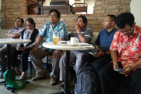 Direktur Sawit Watch  Indah Fatinaware bersama dengan Aliansi Advokasi untuk Keadilan Perkebunan menilai praktek industri perkebunan kelapa sawit di Indonesia makin carut marut.