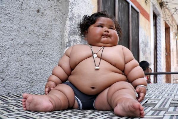 Ayah Chahat, Suraj Kumar menuturkan bahwa bayinya awalnya lahir dengan normal dan memiliki berat badan seperti anak-anak biasanya