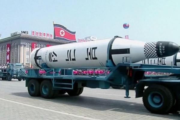 Pemimpin Korea Utara Kim Jong-un memerintahkan produksi mesin roket bahan bakar padat dan tip hulu ledak untuk rudal balistik antar benua (ICBMs)