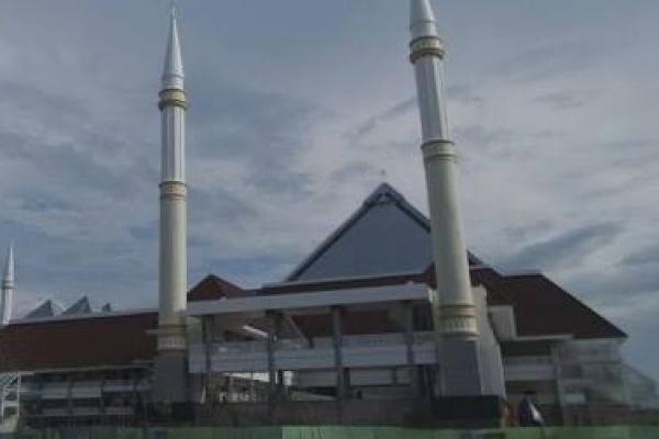 Pembangunan masjid ini menelan dana sebesar Rp 165 miliar. Bangunan masjid memiliki dua lantai dan dapat menampung sedikitnya 12.500 jemaah.