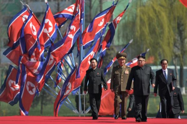 Pemimpin Korea Utara (Korut), Kim Jong-Un dan jajarannya melangkah diikuti oleh tank dan peralatan militer di Pyongyang untuk memperingati mendiang pendiri negara Korut, Kim Il-sung, Jumat (15/4)