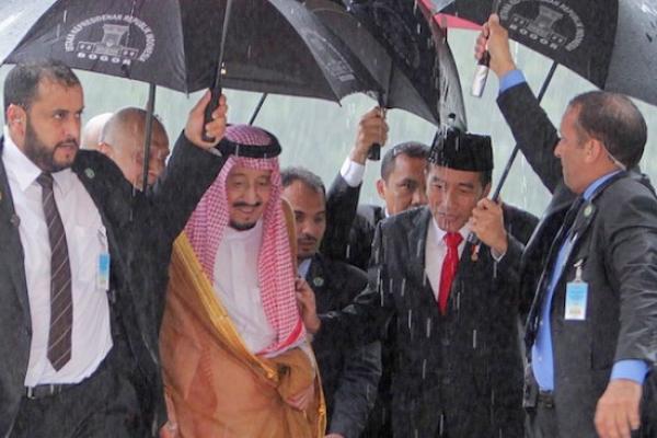 Presiden Jokowi sempat melontarkan kecewa telah memayungi Raja Arab Saudi Salman bin Abdulaziz Al Saud.