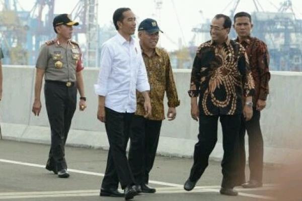 Selain masalah pembebasan lahan, Jokowi juga menceritakan kendala lain dari pembuatan jalan tol ini, yaitu kesalahan di struktur bangunan. 