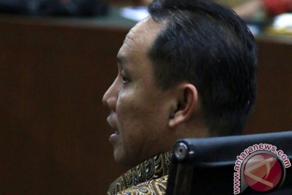 Rudi yang mengenakan rompi tahanan KPK enggan berkomentar soal penahanannya. Dia pun menepis telah menerima suap.