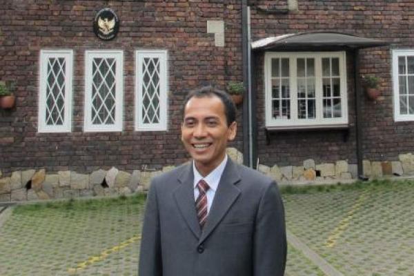 Bayangkan jika yang menjadi sasaran hak angket adalah pejabat negara di luar rumpun eksekutif, katakanlah pimpinan KPK. Setelah DPR menyatakan pendapat bahwa pejabat yang bersangkutan menyalahi peraturan perundang-undangan, langkah selanjutnya kemudian apa?