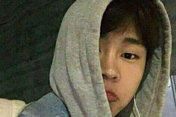 Salah satu selebgram menarik banyak perhatian Army (fans BTS) setelah dikira adik Jimin. Ternyata pria itu diketahui bernama Dong Joon, ia seorang model pakaian online brand TO.ID