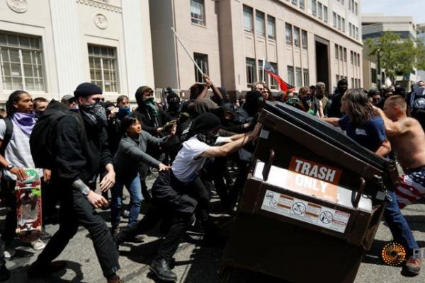 Terjadi bentrokan antara pendukung dan penentang Presiden, Donald Trump dalam aksi unjuk rasa di sebuah taman Berkeley, Californi, pada Sabtu (15/4)