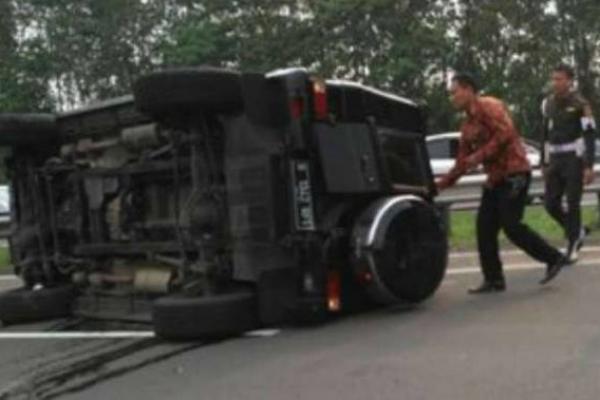 Mobil Pasukan Pengamanan Presiden (Paspampres) mengalami kecelakaan di Tol Jagorawi arah Jakarta menuju Bogor, Sabtu (15/4) sore.