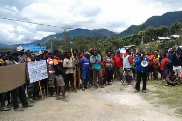 mereka meminta KPU propinsi Papua segera menetapkan Yulius Yapugau dan Yunus Kalabetme sebagai pemenang pilkada Intan Jaya