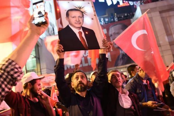 Erdogan menuduh partai tersebut bergerak dengan kelompok teroris dan pasukan yang menghasut kelompok semacam itu melawan Turki.