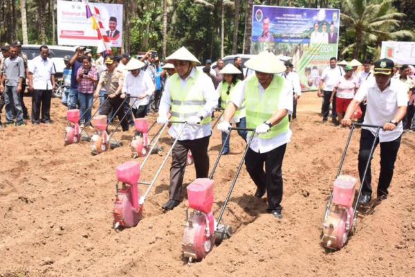 Menteri Eko menambahkan, embung yang dibangun ini diharapkan dapat meningkatkan produktivitas lahan pertanian.