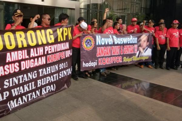 Selain melaporkan dugaan korupsi itu, puluhan anggota LAKI juga membentangkan spanduk yang berisi dukungan terhadap penyidik senior KPK, Novel Baswedan dan KPK.