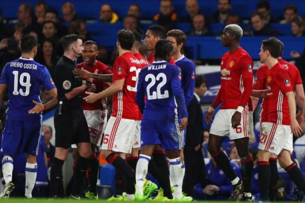 Satu-satunya yang membuat Mou senang adalah raihan tiga poin yang didulang pasukannya di Old Trafford.