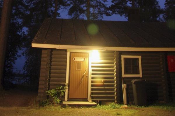 Pemilik sauna menemukan mayat mereka setelah curiga keduanya tak kunjung keluar dari tempat itu. Padahal menurutnya, mereka harusnya sudah kelauar