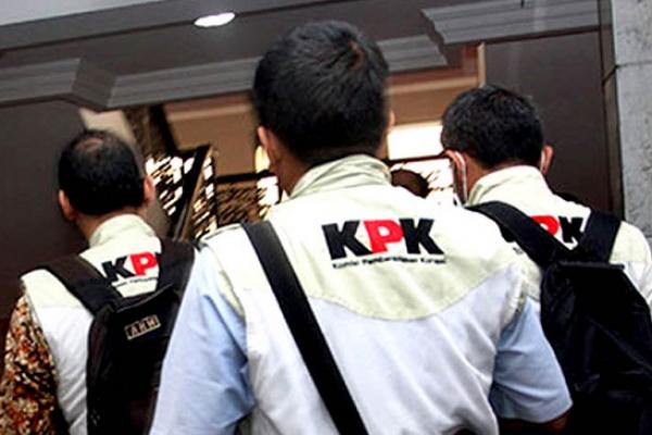 Dalam OTT ini, KPK mengamankan tiga buah tas yang di antaranya berisi uang.
