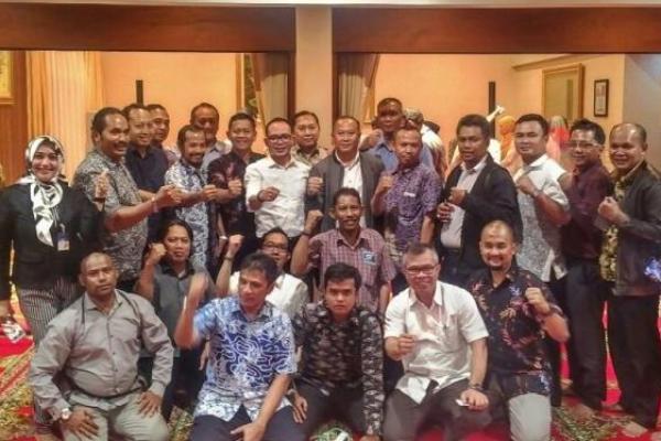 Malam itu, Hanif mengundang puluhan pimpinan federasi dan konfederasi serikat pekerja. Duduk lesehan bersama, mendiskusikan dinamika ketenagakerjaan, sambil menikmati hidangan ala kadarnya