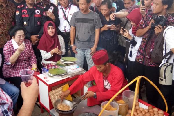 Makanan khas Jakarta yang dibuat untuk Megawati itu menggunakan dua telor bebek dan tidak pedas.