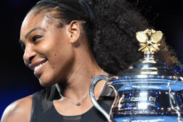 Serena Williams gagal mempersembahkan juara Wimbledon di kelompok tunggal putri, pasca kalah dari petenis Rumania, Simona Halep.