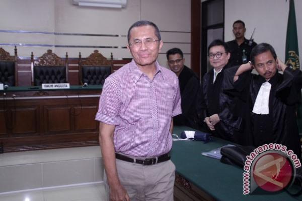 Dalam pertimbangannya, hakim menyatakan hal yang memberatkan, perbuatan terdakwa tidak mendukung program pemerintah dalam memberantas korupsi.
