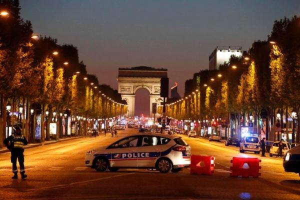 Pada saat kejadian, kepolisian langsung menutup lokasi kejadian yang sebelumnya dipadati warga dan turis, terutama di dekat monumen Arc de Triomphe.