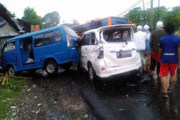 Peristiwa kecelakaan tersebut berawal saat kendaraan minibus itu melaju dengan kecepatan tinggi dari arah Cikampek menuju arah Jakarta.