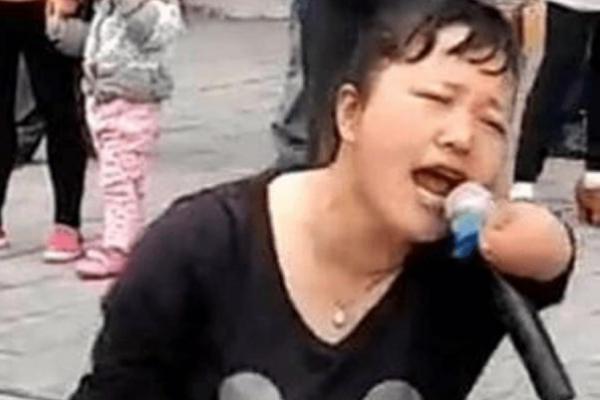 Setelah menonton video viral seorang pengemis penyandang disabilitas yang sedang menyanyi di jalanan, keluaga asal China ini yakin bahwa mereka akhirnya menemukan anak mereka yang hilang.
