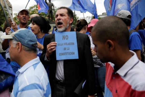 Di hari yang sama, Presiden AS, Donald Trump mengakui pemimpin oposisi Venezuela, Guaido, sebagai presiden sementara.