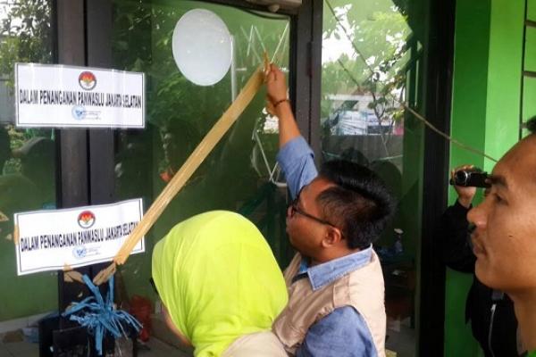 Panwaslu Jakarta Selatan membuka segel di kantor DPC PPP Jakarta Selatan terkait tumpukan sembako yang dikaitkan dengan Pilkada DKI Jakarta.