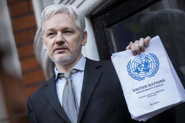 Pria itu sangat dekat dengan Julian Assange, yang ditangkap di dalam kedutaan Ekuador di London kemarin atas permintaan ekstradisi AS setelah menghabiskan tujuh tahun di sana.