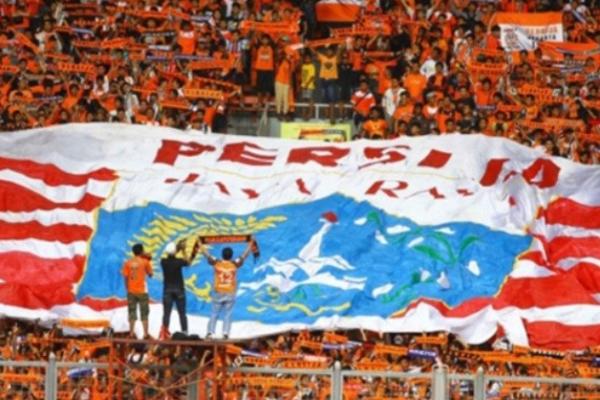 sepakbola harusnya menjadi alat pemersatu bukan malah menjadi pemecah belah persatuan.