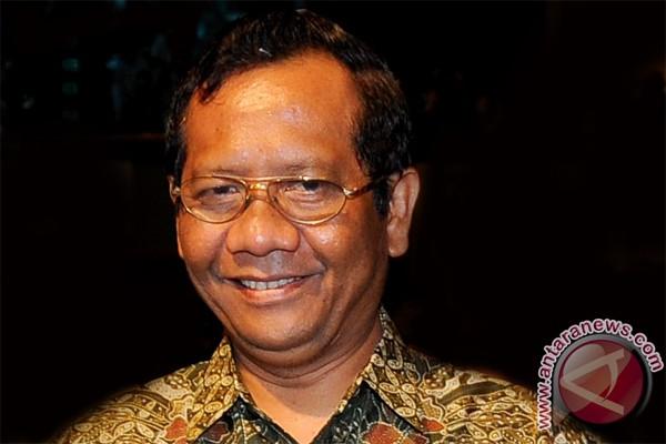 Mantan Ketua Mahkamah Konstitusi (MK) Mahfud MD dinilai tidak konsisten menyikapi Undang-Undang (UU) ITE soal operasi tangkap tangan (OTT).